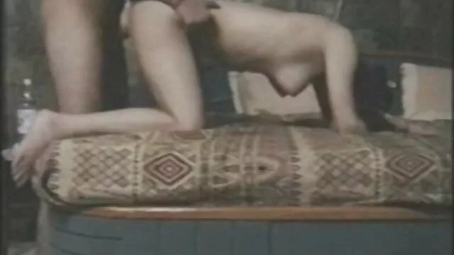 بلوند کرکی خروس شوهرش را روی موهای بلند مبهم و موهای زائد صورت سکس خفن ترین می خورد