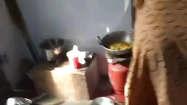 در حمام ، صبر کنید تا شخص خاموش آب سکس دختر خفن شود و حوله ای را از سینه های لخت خود برداشته.